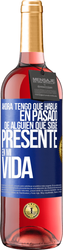 29,95 € Envío gratis | Vino Rosado Edición ROSÉ Ahora tengo que hablar en pasado de alguien que sigue presente en mi vida Etiqueta Azul. Etiqueta personalizable Vino joven Cosecha 2023 Tempranillo