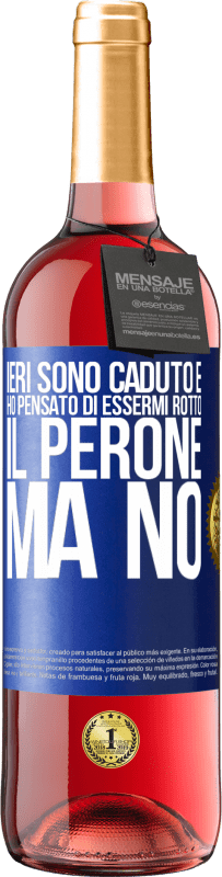 29,95 € Spedizione Gratuita | Vino rosato Edizione ROSÉ Ieri sono caduto e ho pensato di essermi rotto il perone. Ma no Etichetta Blu. Etichetta personalizzabile Vino giovane Raccogliere 2025 Tempranillo