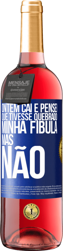 29,95 € Envio grátis | Vinho rosé Edição ROSÉ Ontem caí e pensei que tivesse quebrado minha fíbula. Mas não Etiqueta Azul. Etiqueta personalizável Vinho jovem Colheita 2023 Tempranillo