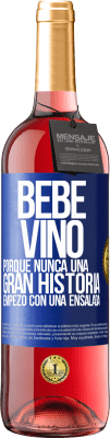 29,95 € Envío gratis | Vino Rosado Edición ROSÉ Bebe vino, porque nunca una gran historia empezó con una ensalada Etiqueta Azul. Etiqueta personalizable Vino joven Cosecha 2023 Tempranillo