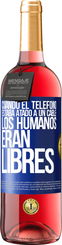 29,95 € Envío gratis | Vino Rosado Edición ROSÉ Cuando el teléfono estaba atado a un cable los humanos eran libres Etiqueta Azul. Etiqueta personalizable Vino joven Cosecha 2023 Tempranillo