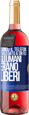 29,95 € Spedizione Gratuita | Vino rosato Edizione ROSÉ Quando il telefono era legato a un filo, gli umani erano liberi Etichetta Blu. Etichetta personalizzabile Vino giovane Raccogliere 2024 Tempranillo