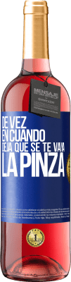 29,95 € Envío gratis | Vino Rosado Edición ROSÉ De vez en cuando deja que se te vaya la pinza Etiqueta Azul. Etiqueta personalizable Vino joven Cosecha 2024 Tempranillo