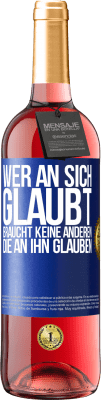 29,95 € Kostenloser Versand | Roséwein ROSÉ Ausgabe Wer an sich glaubt, braucht keine anderen, die an ihn glauben Blaue Markierung. Anpassbares Etikett Junger Wein Ernte 2024 Tempranillo