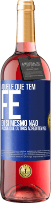 29,95 € Envio grátis | Vinho rosé Edição ROSÉ Aquele que tem fé em si mesmo não precisa que outros acreditem nele Etiqueta Azul. Etiqueta personalizável Vinho jovem Colheita 2024 Tempranillo