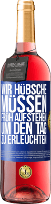 29,95 € Kostenloser Versand | Roséwein ROSÉ Ausgabe Wir Hübsche müssen früh aufstehen, um den Tag zu erleuchten Blaue Markierung. Anpassbares Etikett Junger Wein Ernte 2024 Tempranillo