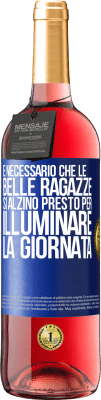 29,95 € Spedizione Gratuita | Vino rosato Edizione ROSÉ È necessario che le belle ragazze si alzino presto per illuminare la giornata Etichetta Blu. Etichetta personalizzabile Vino giovane Raccogliere 2024 Tempranillo