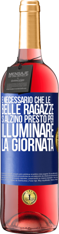 29,95 € Spedizione Gratuita | Vino rosato Edizione ROSÉ È necessario che le belle ragazze si alzino presto per illuminare la giornata Etichetta Blu. Etichetta personalizzabile Vino giovane Raccogliere 2024 Tempranillo