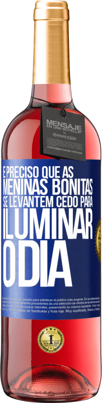 29,95 € Envio grátis | Vinho rosé Edição ROSÉ É preciso que as meninas bonitas se levantem cedo para iluminar o dia Etiqueta Azul. Etiqueta personalizável Vinho jovem Colheita 2024 Tempranillo