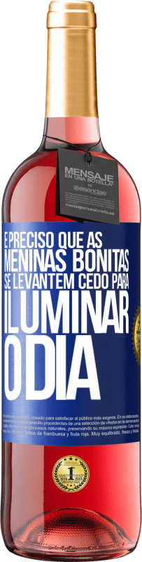 29,95 € Envio grátis | Vinho rosé Edição ROSÉ É preciso que as meninas bonitas se levantem cedo para iluminar o dia Etiqueta Azul. Etiqueta personalizável Vinho jovem Colheita 2025 Tempranillo