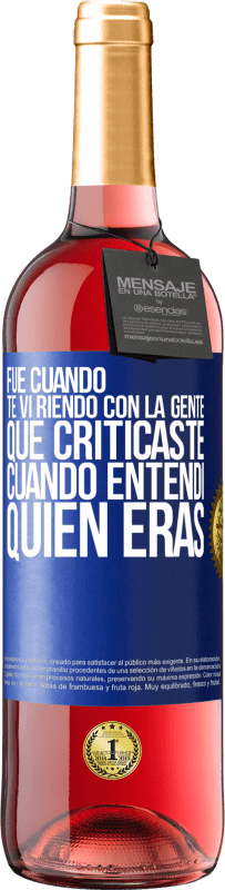 29,95 € Envío gratis | Vino Rosado Edición ROSÉ Fue cuando te vi riendo con la gente que criticaste, cuando entendí quién eras Etiqueta Azul. Etiqueta personalizable Vino joven Cosecha 2023 Tempranillo