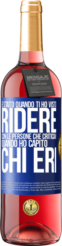 29,95 € Spedizione Gratuita | Vino rosato Edizione ROSÉ È stato quando ti ho visto ridere con le persone che criticavi, quando ho capito chi eri Etichetta Blu. Etichetta personalizzabile Vino giovane Raccogliere 2023 Tempranillo