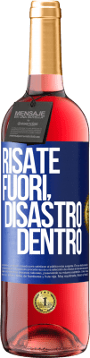 29,95 € Spedizione Gratuita | Vino rosato Edizione ROSÉ Risate fuori, disastro dentro Etichetta Blu. Etichetta personalizzabile Vino giovane Raccogliere 2023 Tempranillo