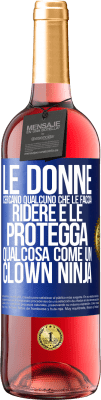 29,95 € Spedizione Gratuita | Vino rosato Edizione ROSÉ Le donne cercano qualcuno che le faccia ridere e le protegga, qualcosa come un clown ninja Etichetta Blu. Etichetta personalizzabile Vino giovane Raccogliere 2024 Tempranillo