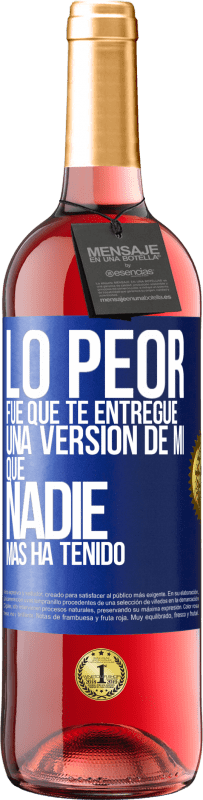 29,95 € Envío gratis | Vino Rosado Edición ROSÉ Lo peor fue que te entregué una versión de mí que nadie más ha tenido Etiqueta Azul. Etiqueta personalizable Vino joven Cosecha 2023 Tempranillo