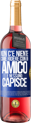 29,95 € Spedizione Gratuita | Vino rosato Edizione ROSÉ Non c'è niente come ridere con un amico e nessuno capisce Etichetta Blu. Etichetta personalizzabile Vino giovane Raccogliere 2025 Tempranillo