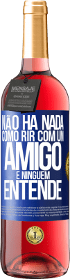 29,95 € Envio grátis | Vinho rosé Edição ROSÉ Não há nada como rir com um amigo e ninguém entende Etiqueta Azul. Etiqueta personalizável Vinho jovem Colheita 2024 Tempranillo