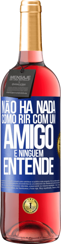 29,95 € Envio grátis | Vinho rosé Edição ROSÉ Não há nada como rir com um amigo e ninguém entende Etiqueta Azul. Etiqueta personalizável Vinho jovem Colheita 2024 Tempranillo