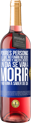 29,95 € Envío gratis | Vino Rosado Edición ROSÉ Pobres personas las que no fuman, no beben, comen sano y hacen ejercicio. Un día se van a morir y no van a saber de qué Etiqueta Azul. Etiqueta personalizable Vino joven Cosecha 2024 Tempranillo
