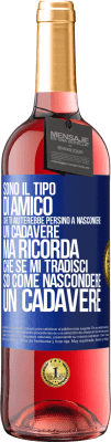 29,95 € Spedizione Gratuita | Vino rosato Edizione ROSÉ Sono il tipo di amico che ti aiuterebbe persino a nascondere un cadavere, ma ricorda che se mi tradisci ... so come Etichetta Blu. Etichetta personalizzabile Vino giovane Raccogliere 2023 Tempranillo