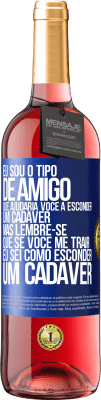 29,95 € Envio grátis | Vinho rosé Edição ROSÉ Eu sou o tipo de amigo que ajudaria você a esconder um cadáver, mas lembre-se que se você me trair ... Eu sei como esconder Etiqueta Azul. Etiqueta personalizável Vinho jovem Colheita 2025 Tempranillo