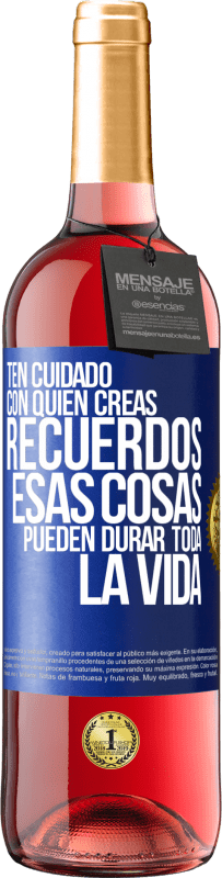 29,95 € Envío gratis | Vino Rosado Edición ROSÉ Ten cuidado con quién creas recuerdos. Esas cosas pueden durar toda la vida Etiqueta Azul. Etiqueta personalizable Vino joven Cosecha 2023 Tempranillo