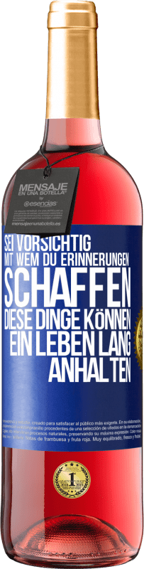 29,95 € Kostenloser Versand | Roséwein ROSÉ Ausgabe Sei vorsichtig, mit wem du Erinnerungen schaffen. Diese Dinge können ein Leben lang anhalten Blaue Markierung. Anpassbares Etikett Junger Wein Ernte 2023 Tempranillo