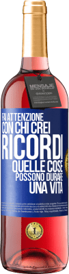 29,95 € Spedizione Gratuita | Vino rosato Edizione ROSÉ Fai attenzione con chi crei ricordi. Quelle cose possono durare una vita Etichetta Blu. Etichetta personalizzabile Vino giovane Raccogliere 2023 Tempranillo