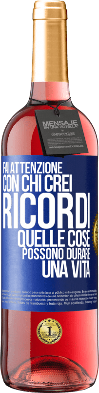 29,95 € Spedizione Gratuita | Vino rosato Edizione ROSÉ Fai attenzione con chi crei ricordi. Quelle cose possono durare una vita Etichetta Blu. Etichetta personalizzabile Vino giovane Raccogliere 2023 Tempranillo