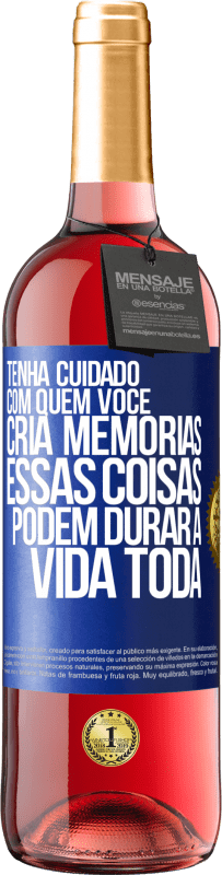 29,95 € Envio grátis | Vinho rosé Edição ROSÉ Tenha cuidado com quem você cria memórias. Essas coisas podem durar a vida toda Etiqueta Azul. Etiqueta personalizável Vinho jovem Colheita 2023 Tempranillo