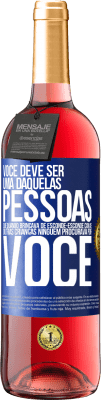 29,95 € Envio grátis | Vinho rosé Edição ROSÉ Você deve ser uma daquelas pessoas que, quando brincava de esconde-esconde com as outras crianças, ninguém procurava por você Etiqueta Azul. Etiqueta personalizável Vinho jovem Colheita 2024 Tempranillo