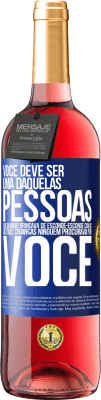 29,95 € Envio grátis | Vinho rosé Edição ROSÉ Você deve ser uma daquelas pessoas que, quando brincava de esconde-esconde com as outras crianças, ninguém procurava por você Etiqueta Azul. Etiqueta personalizável Vinho jovem Colheita 2025 Tempranillo