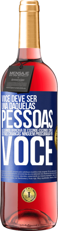 29,95 € Envio grátis | Vinho rosé Edição ROSÉ Você deve ser uma daquelas pessoas que, quando brincava de esconde-esconde com as outras crianças, ninguém procurava por você Etiqueta Azul. Etiqueta personalizável Vinho jovem Colheita 2023 Tempranillo