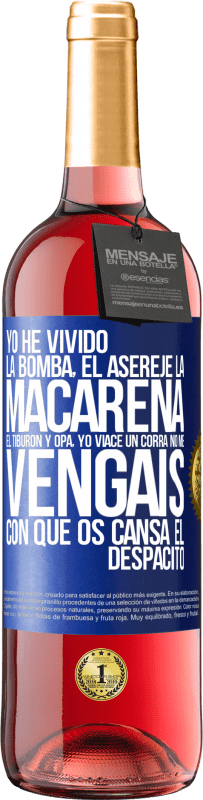 29,95 € Envío gratis | Vino Rosado Edición ROSÉ Yo he vivido La bomba, el Aserejé, La Macarena, El Tiburón y Opá, yo viacé un corrá. No me vengáis con que os cansa el Etiqueta Azul. Etiqueta personalizable Vino joven Cosecha 2024 Tempranillo