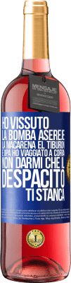 29,95 € Spedizione Gratuita | Vino rosato Edizione ROSÉ Ho vissuto La bomba, Aserejé, La Macarena, El Tiburon e Opá, ho viaggiato a corrá. Non darmi che il Despacito ti stanca Etichetta Blu. Etichetta personalizzabile Vino giovane Raccogliere 2024 Tempranillo