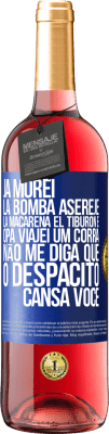 29,95 € Envio grátis | Vinho rosé Edição ROSÉ Já morei La bomba, Aserejé, La Macarena, El Tiburon e Opá, viajei um corrá. Não me diga que o Despacito cansa você Etiqueta Azul. Etiqueta personalizável Vinho jovem Colheita 2023 Tempranillo