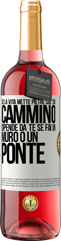 29,95 € Spedizione Gratuita | Vino rosato Edizione ROSÉ Se la vita mette pietre sul tuo cammino, dipende da te se fai un muro o un ponte Etichetta Bianca. Etichetta personalizzabile Vino giovane Raccogliere 2023 Tempranillo