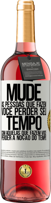 29,95 € Envio grátis | Vinho rosé Edição ROSÉ Mude as pessoas que fazem você perder seu tempo com aquelas que fazem você perder a noção do tempo Etiqueta Branca. Etiqueta personalizável Vinho jovem Colheita 2024 Tempranillo