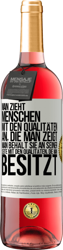 29,95 € Kostenloser Versand | Roséwein ROSÉ Ausgabe Man zieht Menschen mit den Qualitäten an, die man zeigt. Man behält sie an seiner Seite mit den Qualitäten, die man besitzt Weißes Etikett. Anpassbares Etikett Junger Wein Ernte 2024 Tempranillo