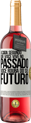 29,95 € Envio grátis | Vinho rosé Edição ROSÉ A cada segundo que você vive no passado, você rouba do seu futuro Etiqueta Branca. Etiqueta personalizável Vinho jovem Colheita 2024 Tempranillo