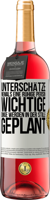 29,95 € Kostenloser Versand | Roséwein ROSÉ Ausgabe Unterschätze niemals eine ruhige Person, wichtige Dinge werden in der Stille geplant Weißes Etikett. Anpassbares Etikett Junger Wein Ernte 2024 Tempranillo