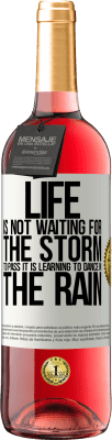 29,95 € Free Shipping | Rosé Wine ROSÉ Edition Life is not waiting for the storm to pass. It is learning to dance in the rain White Label. Customizable label Young wine Harvest 2024 Tempranillo