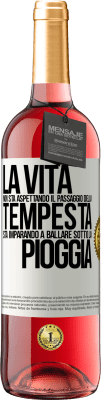 29,95 € Spedizione Gratuita | Vino rosato Edizione ROSÉ La vita non sta aspettando il passaggio della tempesta. Sta imparando a ballare sotto la pioggia Etichetta Bianca. Etichetta personalizzabile Vino giovane Raccogliere 2024 Tempranillo