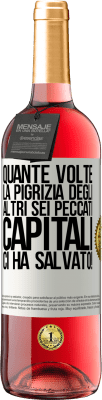 29,95 € Spedizione Gratuita | Vino rosato Edizione ROSÉ quante volte la pigrizia degli altri sei peccati capitali ci ha salvato! Etichetta Bianca. Etichetta personalizzabile Vino giovane Raccogliere 2024 Tempranillo