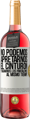 29,95 € Envío gratis | Vino Rosado Edición ROSÉ No podemos apretarnos el cinturón y bajarnos los pantalones al mismo tiempo Etiqueta Blanca. Etiqueta personalizable Vino joven Cosecha 2025 Tempranillo