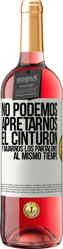 29,95 € Envío gratis | Vino Rosado Edición ROSÉ No podemos apretarnos el cinturón y bajarnos los pantalones al mismo tiempo Etiqueta Blanca. Etiqueta personalizable Vino joven Cosecha 2024 Tempranillo