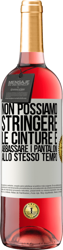 29,95 € Spedizione Gratuita | Vino rosato Edizione ROSÉ Non possiamo stringere le cinture e abbassare i pantaloni allo stesso tempo Etichetta Bianca. Etichetta personalizzabile Vino giovane Raccogliere 2024 Tempranillo