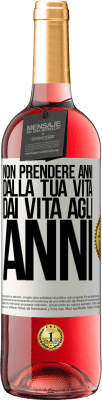 29,95 € Spedizione Gratuita | Vino rosato Edizione ROSÉ Non prendere anni dalla tua vita, dai vita agli anni Etichetta Bianca. Etichetta personalizzabile Vino giovane Raccogliere 2025 Tempranillo