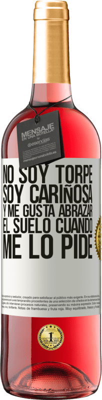 29,95 € Envío gratis | Vino Rosado Edición ROSÉ No soy torpe, soy cariñosa, y me gusta abrazar el suelo cuando me lo pide Etiqueta Blanca. Etiqueta personalizable Vino joven Cosecha 2024 Tempranillo