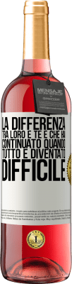 29,95 € Spedizione Gratuita | Vino rosato Edizione ROSÉ La differenza tra loro e te è che hai continuato quando tutto è diventato difficile Etichetta Bianca. Etichetta personalizzabile Vino giovane Raccogliere 2024 Tempranillo